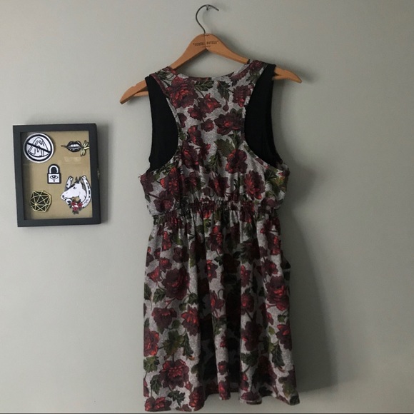Sleeveless Floral Dress - Picture 3 of 5